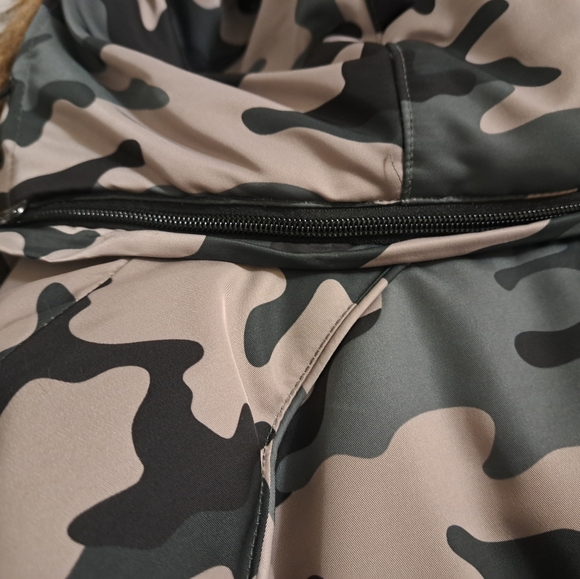 Pre owned Artic Expedition ladies size L coat. Camo - Picture 8 of 8